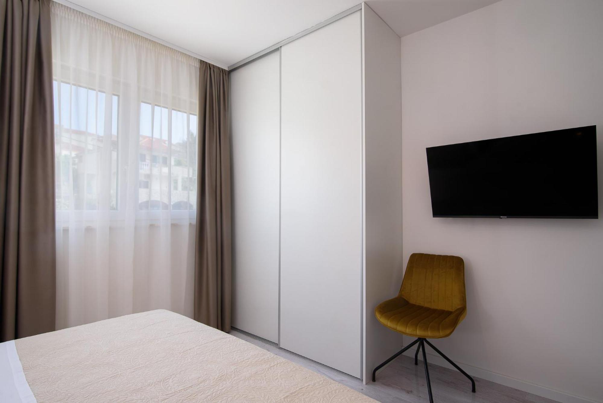 Barbara & Zoran With Free Parking And Heated Swimming Pool * Seget Vranjica