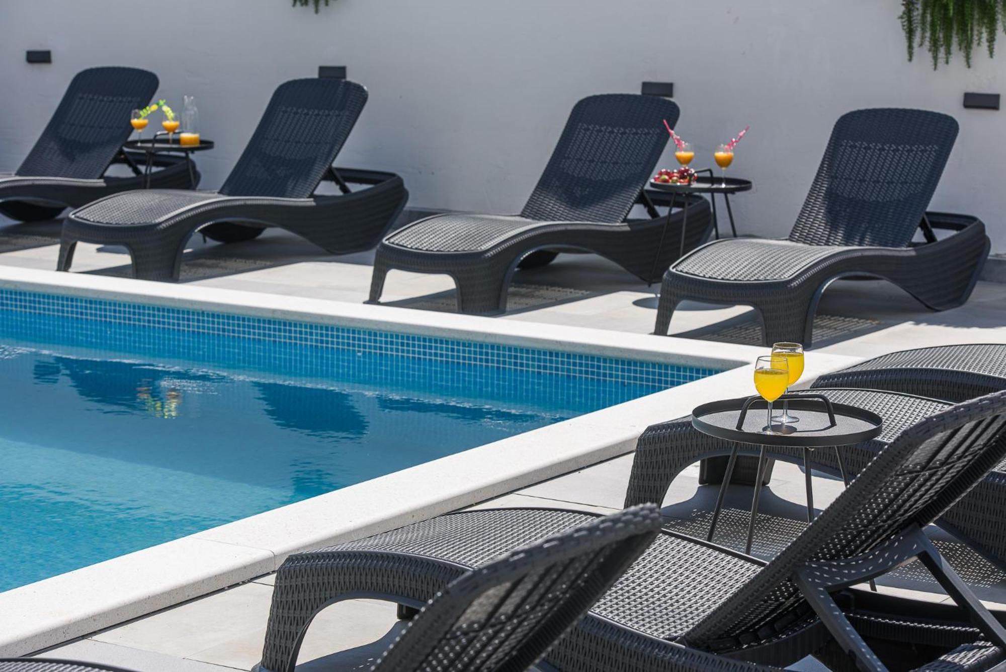 Barbara & Zoran With Free Parking And Heated Swimming Pool Apartment