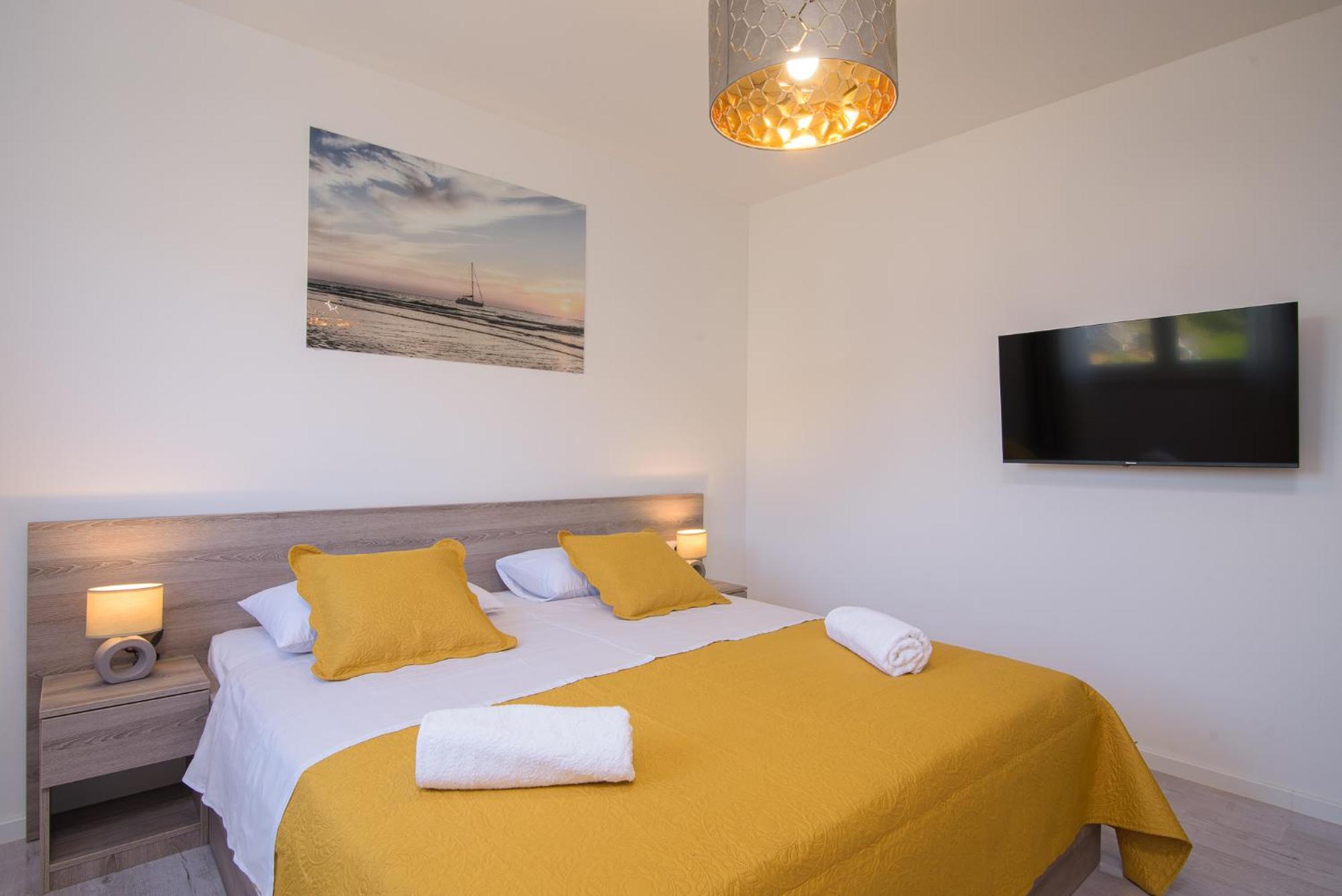 Barbara & Zoran With Free Parking And Heated Swimming Pool * Seget Vranjica