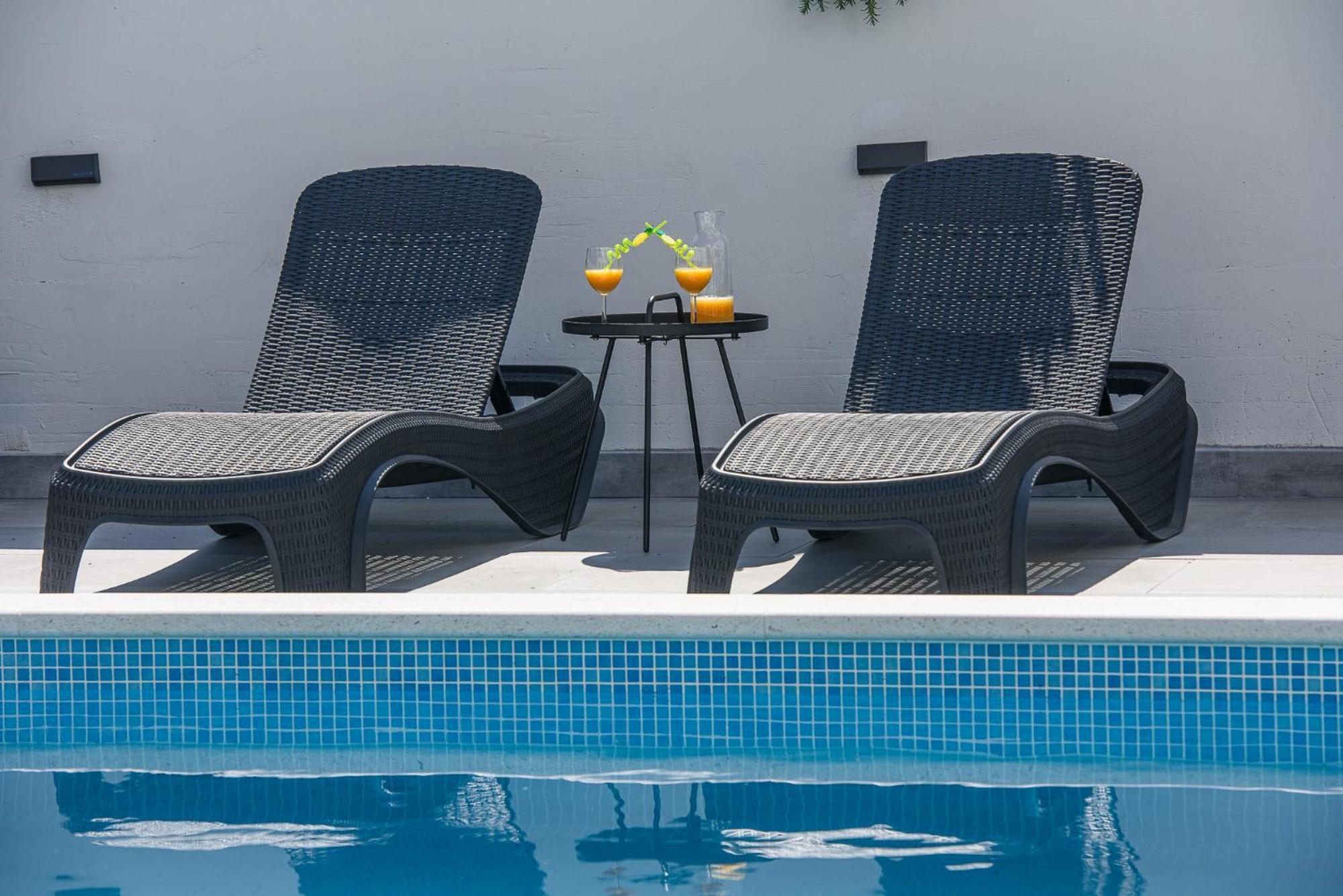 Apartment Barbara & Zoran With Free Parking And Heated Swimming Pool
