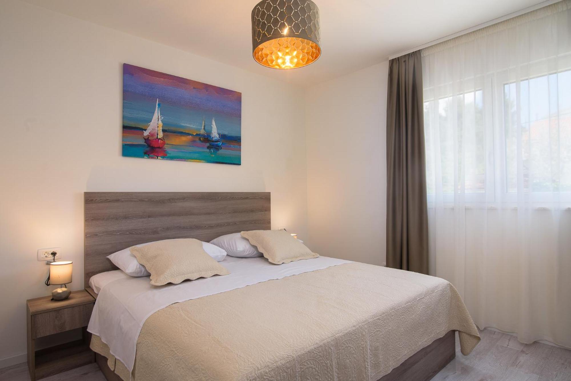 Apartment Barbara & Zoran With Free Parking And Heated Swimming Pool Seget Vranjica