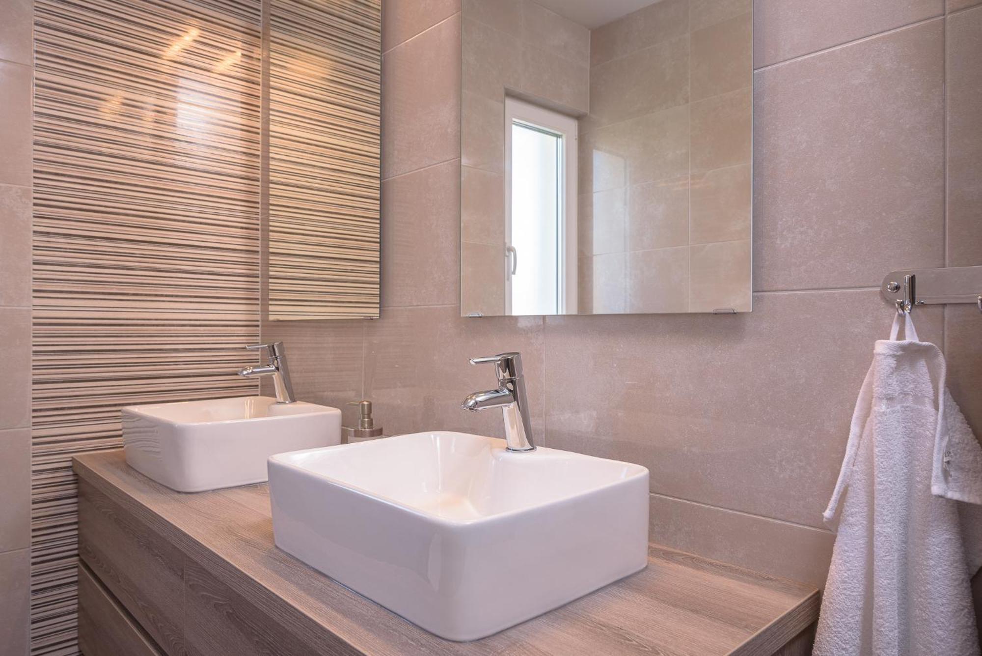 Barbara & Zoran With Free Parking And Heated Swimming Pool Apartment