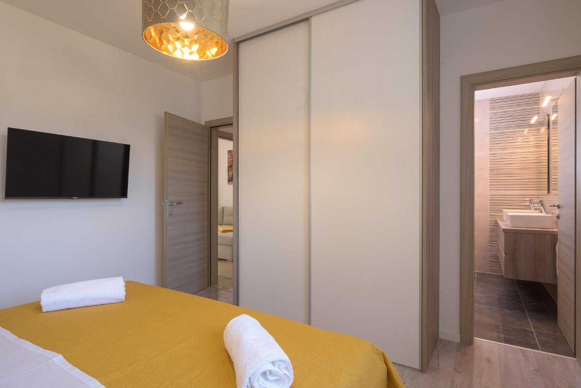 Barbara & Zoran With Free Parking And Heated Swimming Pool