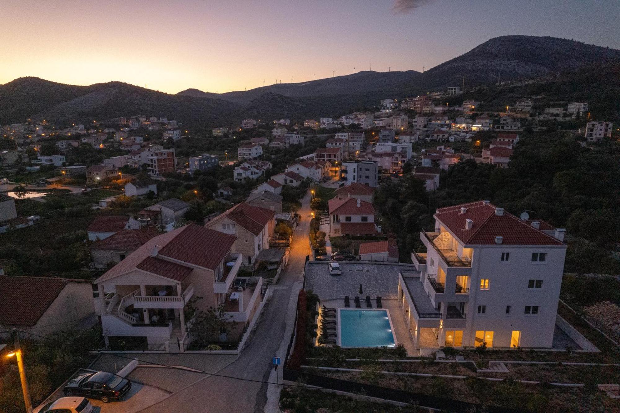 Barbara & Zoran With Free Parking And Heated Swimming Pool * Seget Vranjica