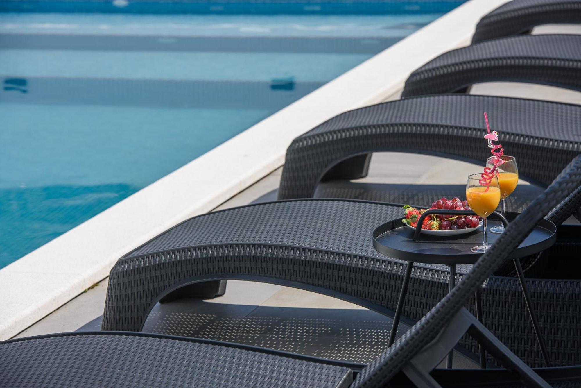 Barbara & Zoran With Free Parking And Heated Swimming Pool *