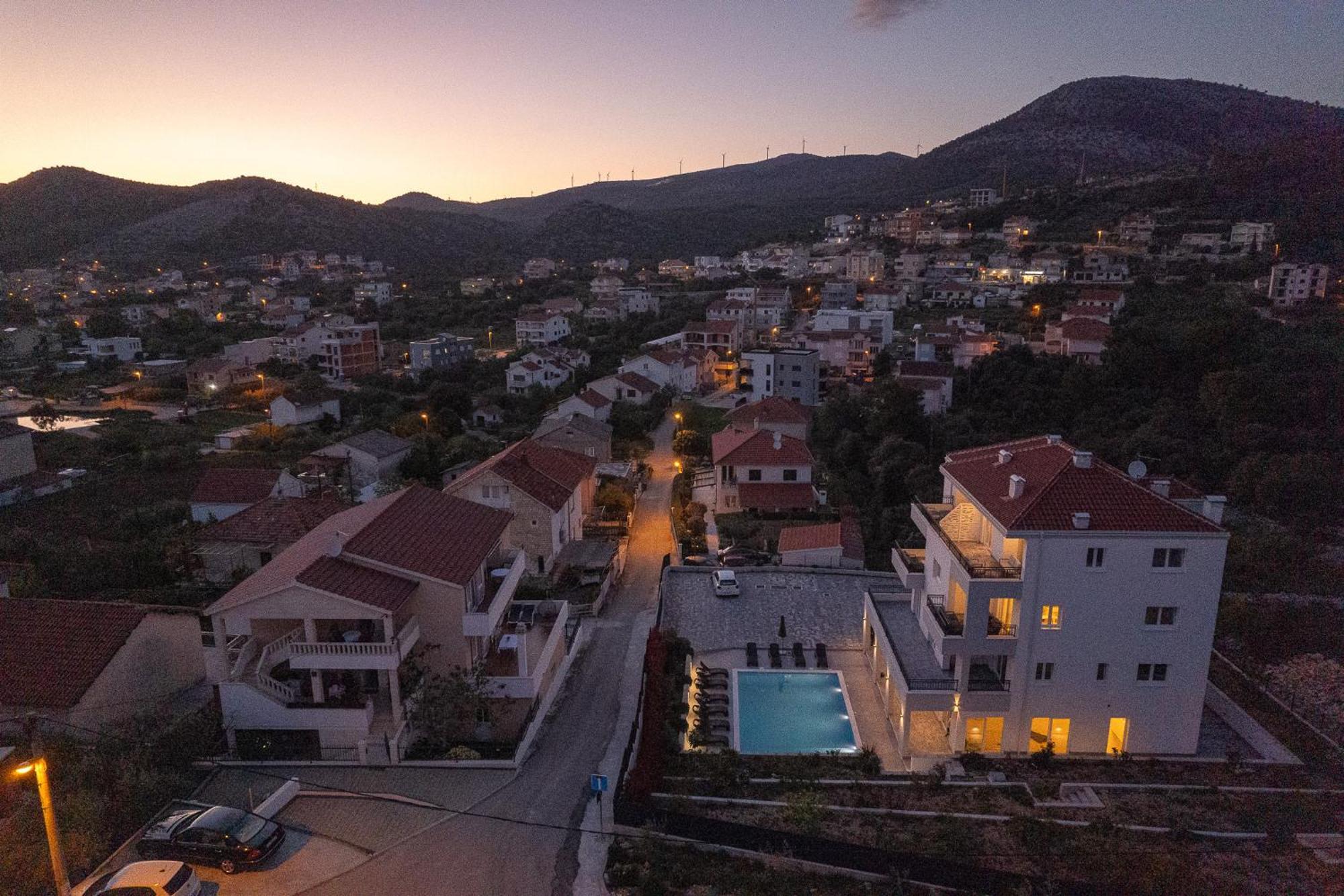 Barbara & Zoran With Free Parking And Heated Swimming Pool Apartment Seget Vranjica
