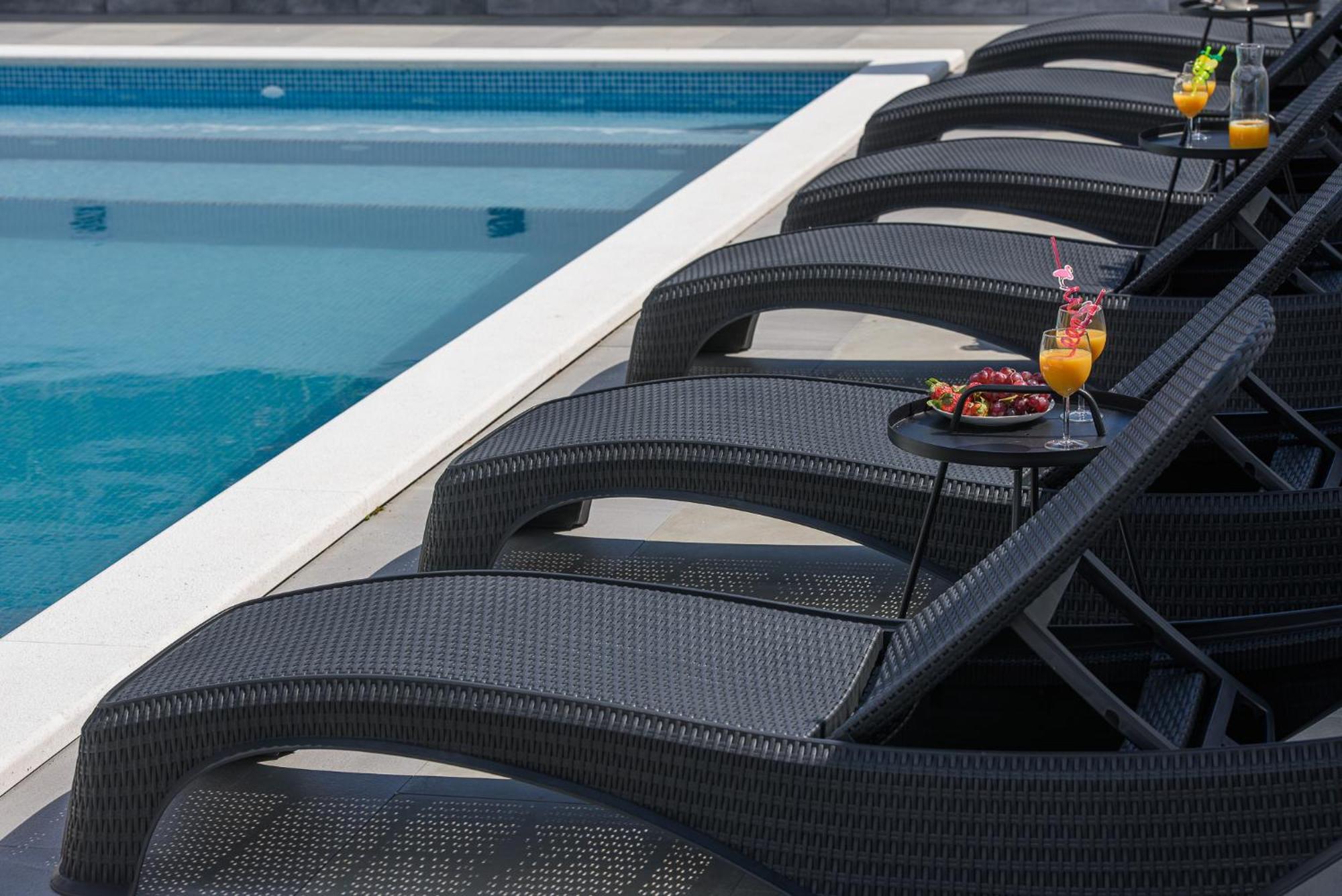 Apartment Barbara & Zoran With Free Parking And Heated Swimming Pool Seget Vranjica