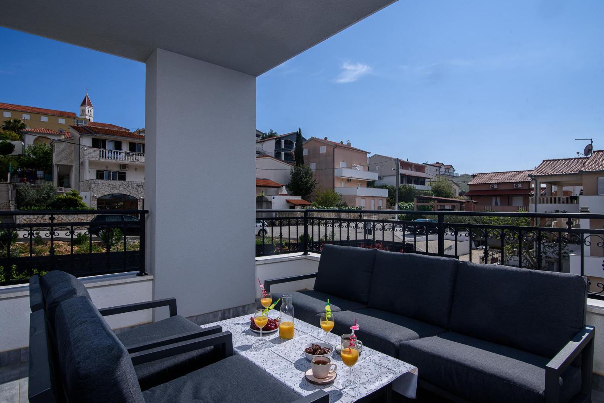 Apartment Barbara & Zoran With Free Parking And Heated Swimming Pool Seget Vranjica