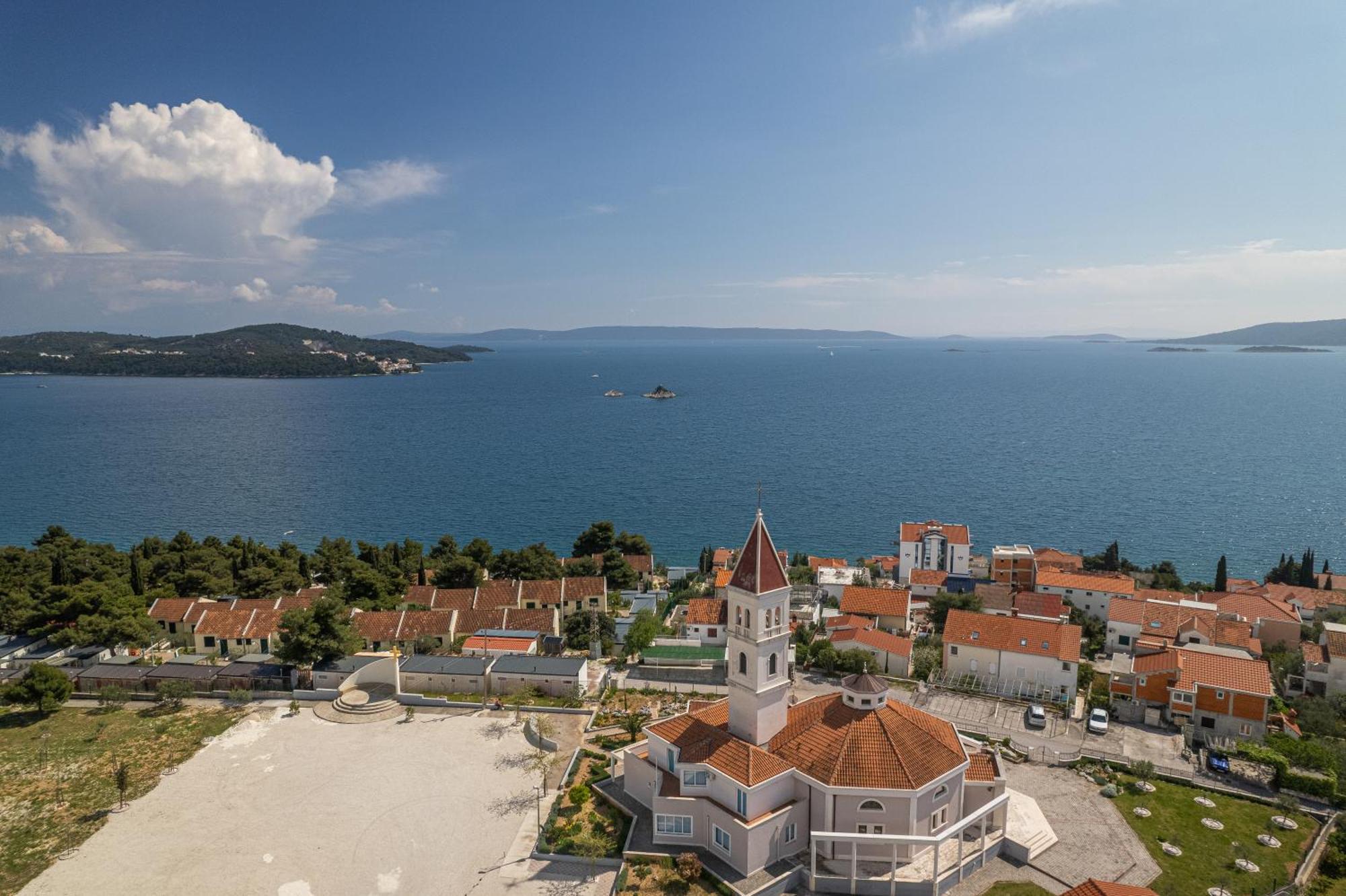 Barbara & Zoran With Free Parking And Heated Swimming Pool Apartment *