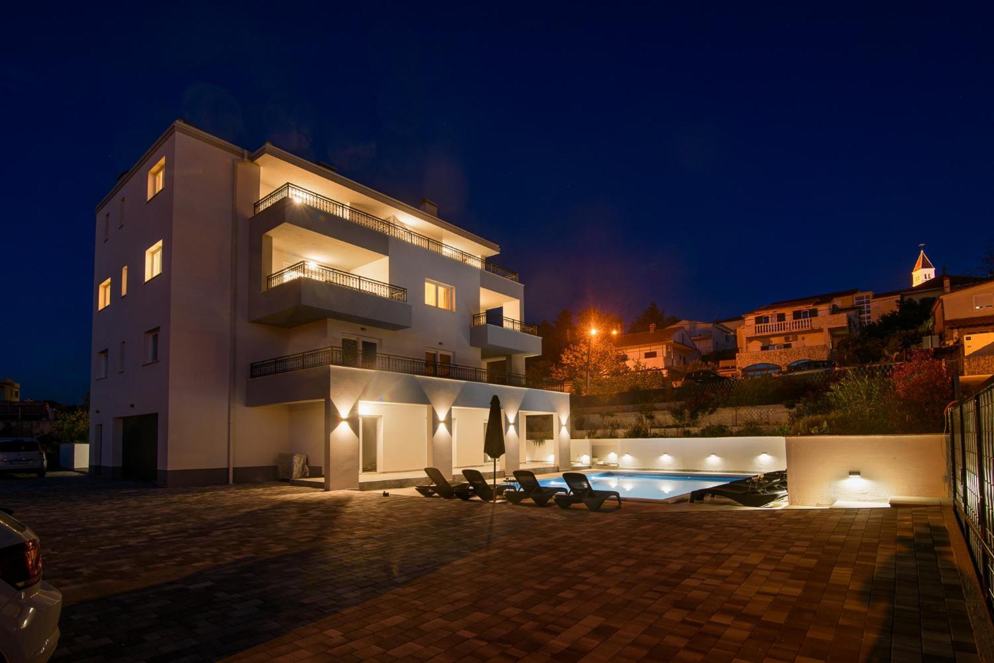 Barbara & Zoran With Free Parking And Heated Swimming Pool * Seget Vranjica
