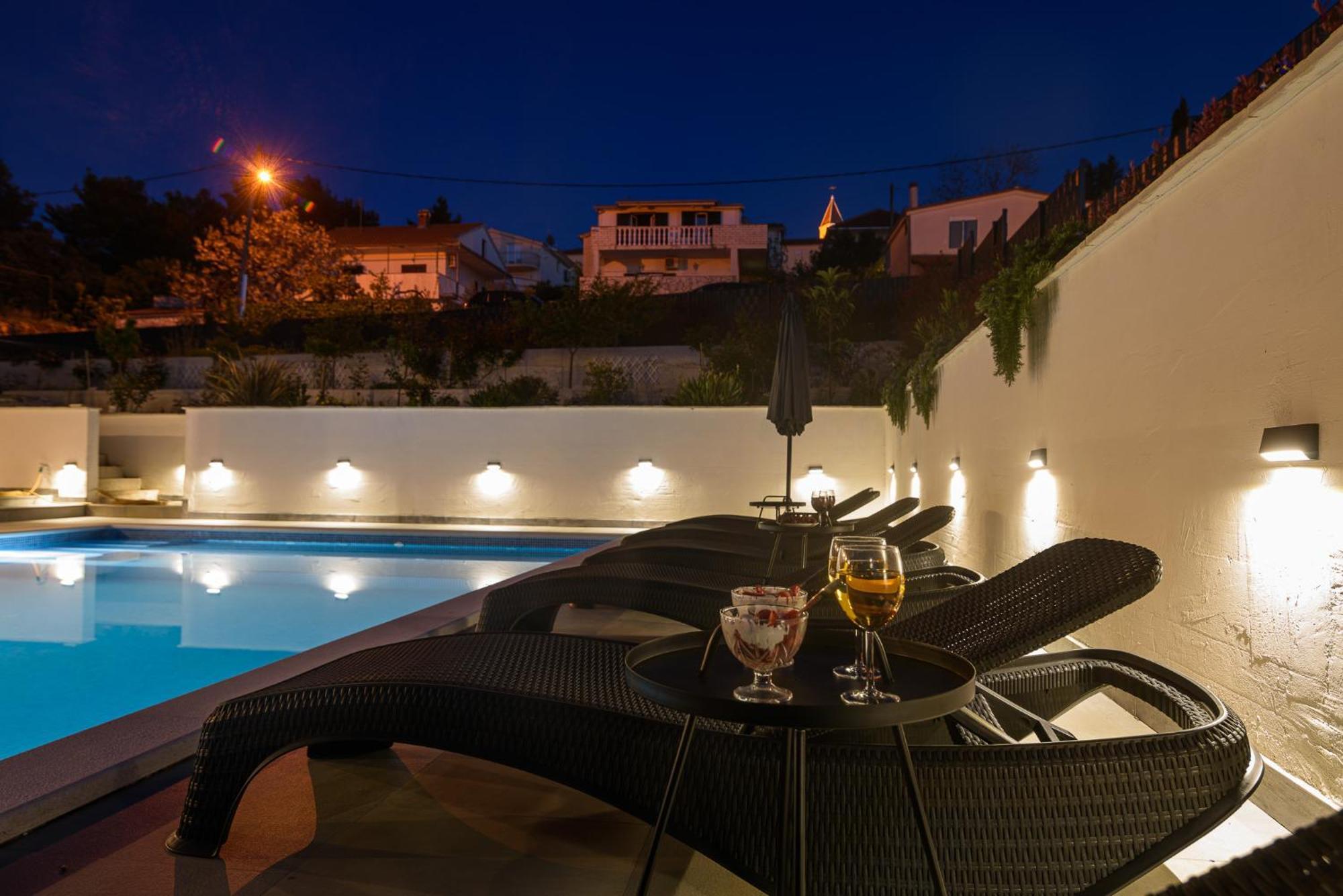 Barbara & Zoran With Free Parking And Heated Swimming Pool Seget Vranjica