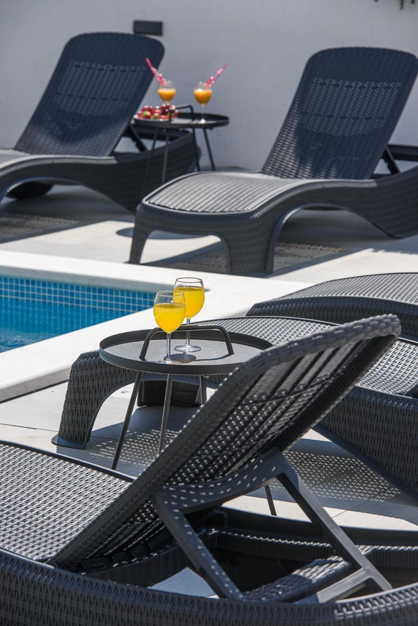 Barbara & Zoran With Free Parking And Heated Swimming Pool *