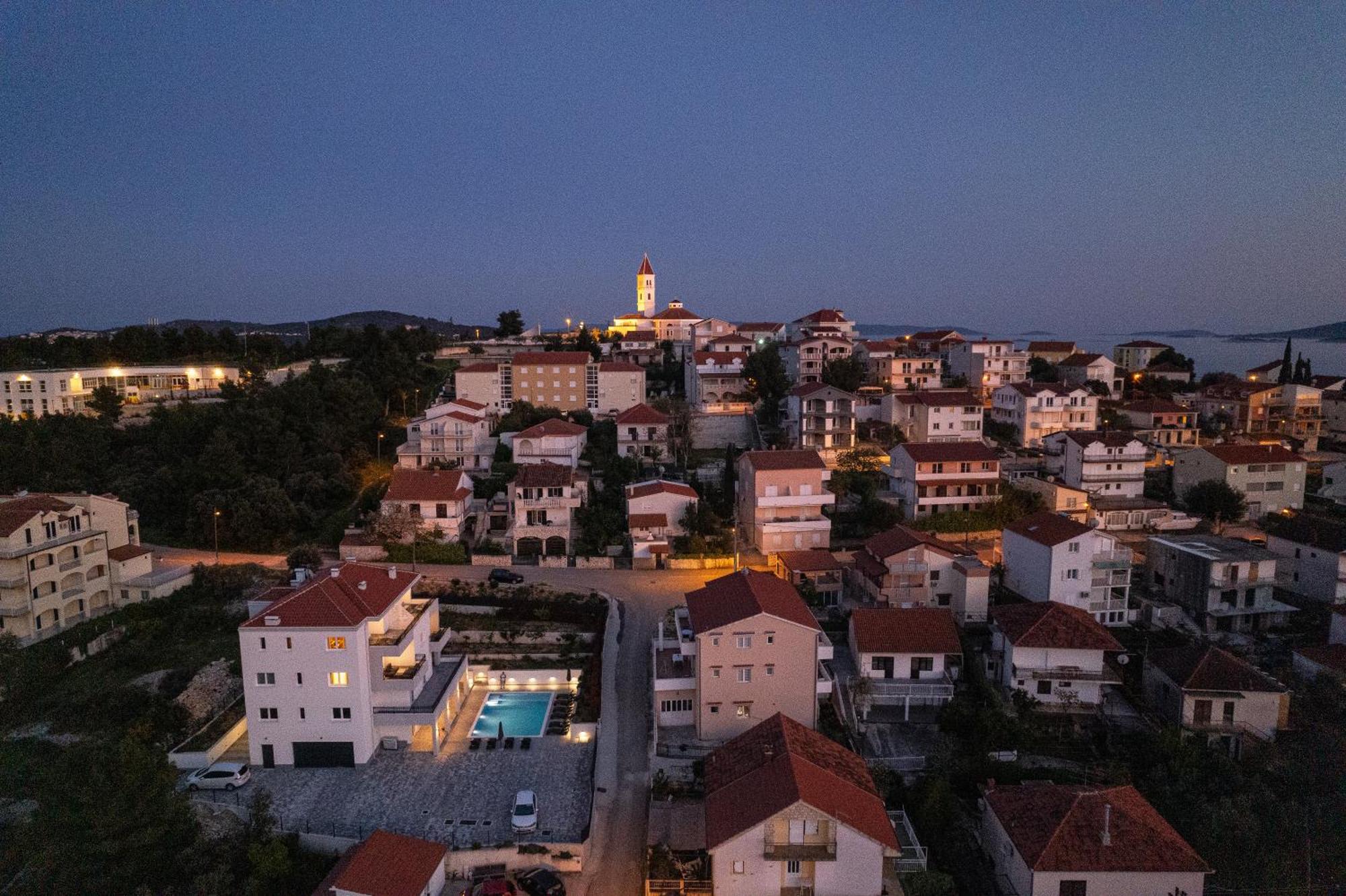 Apartment Barbara & Zoran With Free Parking And Heated Swimming Pool Seget Vranjica