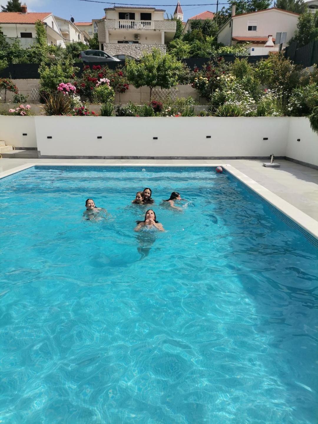 Barbara & Zoran With Free Parking And Heated Swimming Pool * Seget Vranjica