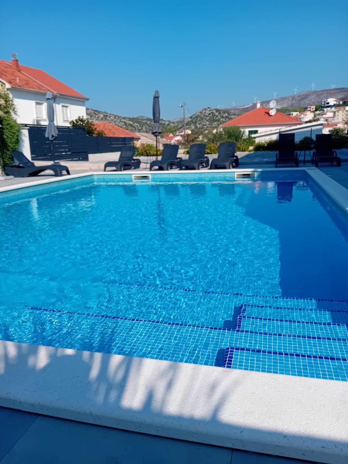 Apartment Barbara & Zoran With Free Parking And Heated Swimming Pool Seget Vranjica